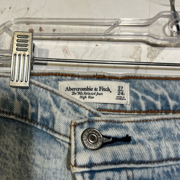 Abercrombie & Fitch The 90’s Relaxed High Rise Jeans Light Wash Size 37/24S NWT - Picture 5 of 10